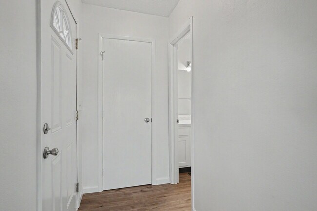 Foto del edificio - 7711 Brams Hill Dr