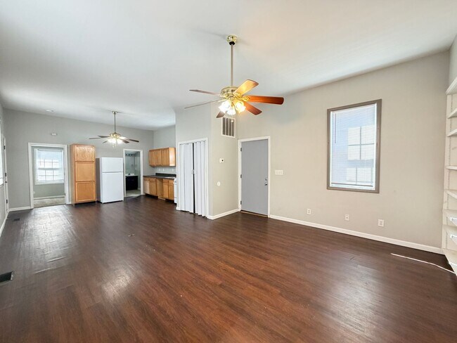 Foto del edificio - Beautiful Maintained 2 Bed and 1 Bath Shotgun House!