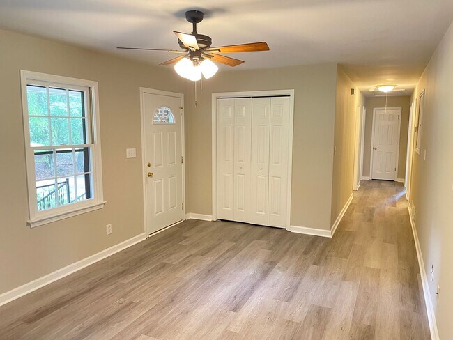 Foto del edificio - Cute Three Bedroom Off Whitehead Rd!