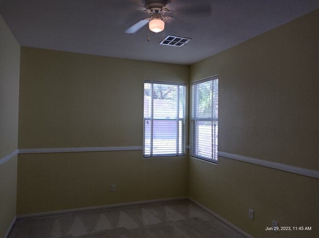 Foto del edificio - 2725 Port Lewis Ave