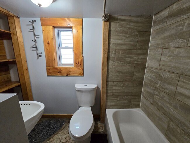 Building Photo - Cute and Quirky!! 3 Bed 2 Bath Home in upcoming Walnut Hills