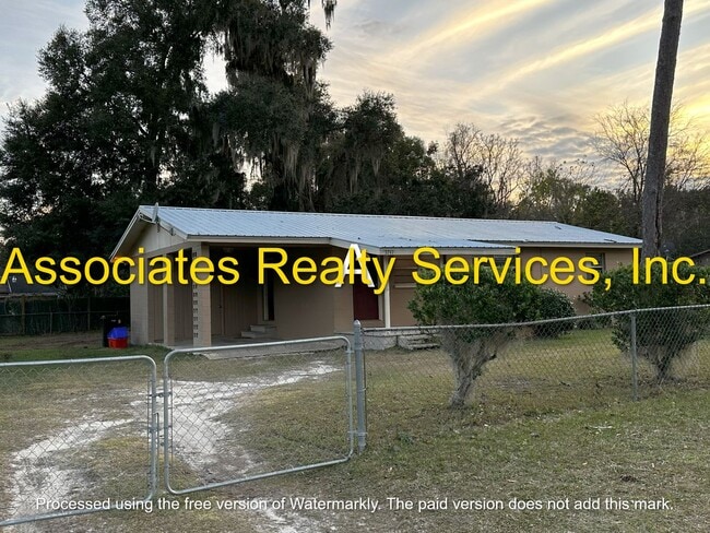 Building Photo - 3 bed 1 bath in the SE,