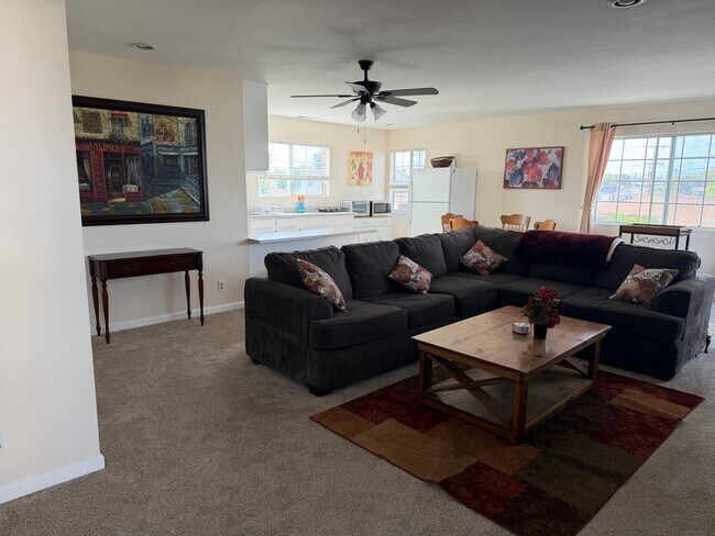 Vista de la sala de estar desde la puerta principal. - 14902 Eastwood Ave