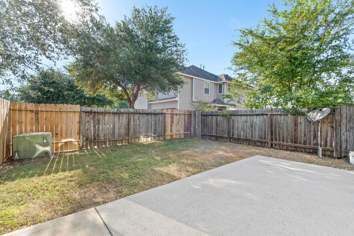 Photo - 3326 PALSTON BEND LN HOUSTON TX 77014 - Well-maintained two-story townhome located in the gated comm
