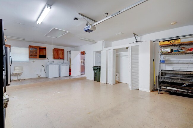 Foto del edificio - 376-376 NW 8th Ct