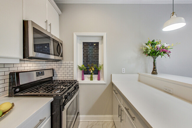 Foto del edificio - 2506 N Greenview Ave