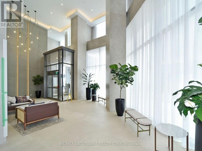 Photo du bâtiment - 1000-1000 Portage Pkwy