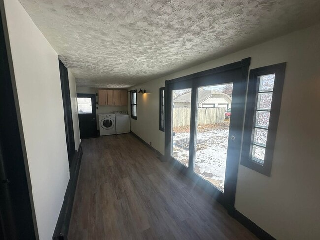 Building Photo - 711 W Adams St