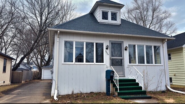 Foto del edificio - Charming Newly Renovated 3-Bedroom Rental with Garage & Basement