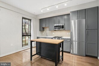 Building Photo - 1320 Fenwick Ln