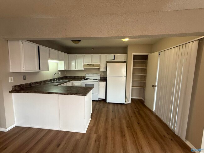 Building Photo - 3925 Highridge Dr SW