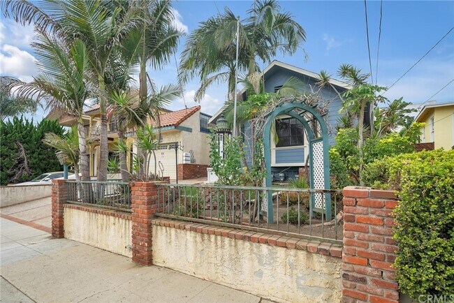 Front - 3131 S Kerckhoff Ave