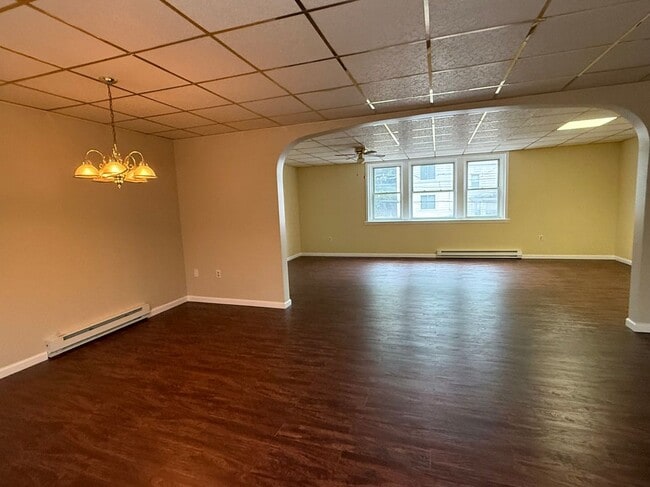 Building Photo - 132 E Main St