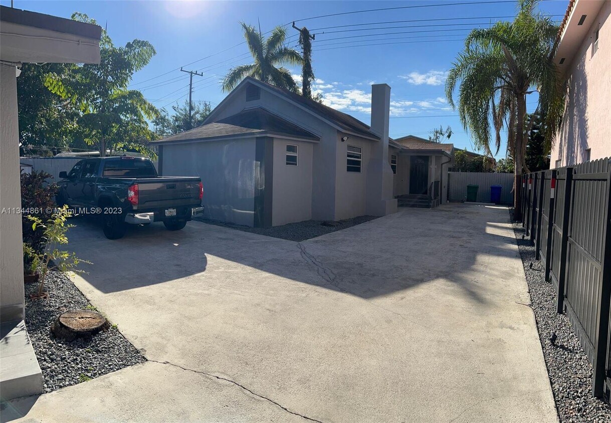 Primary Photo - 2920 SW 16th St