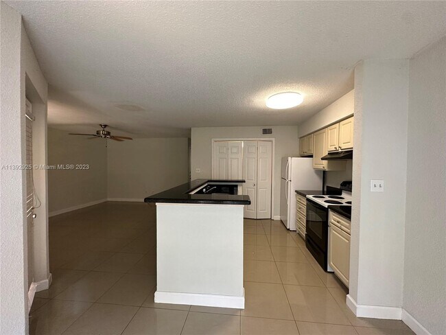 Foto del edificio - 777 Riverside Dr