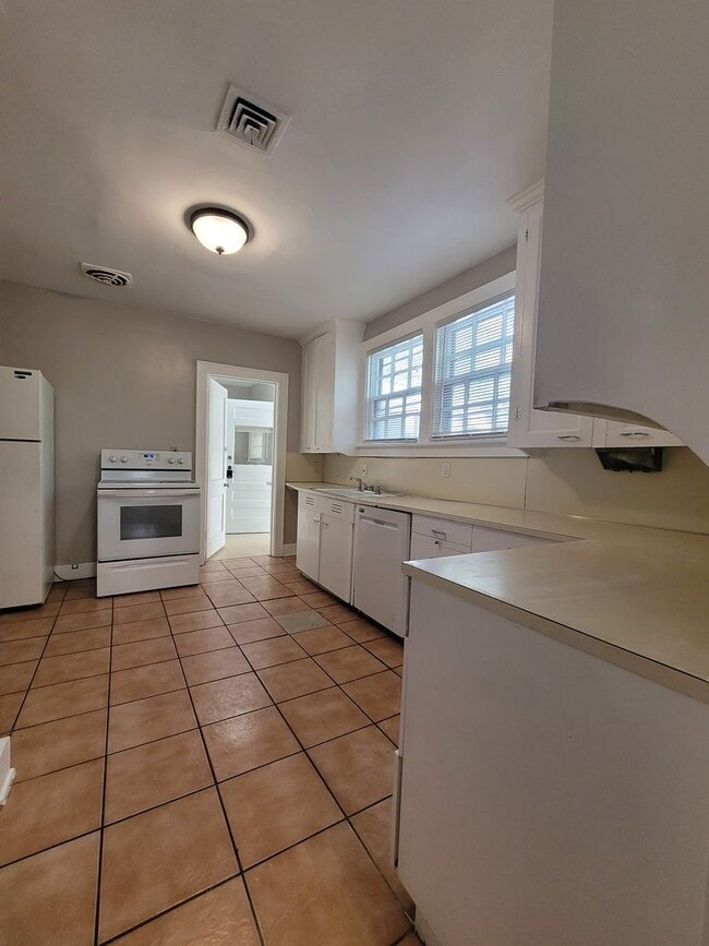 Building Photo - Spacious Blackstone Three Bedroom!