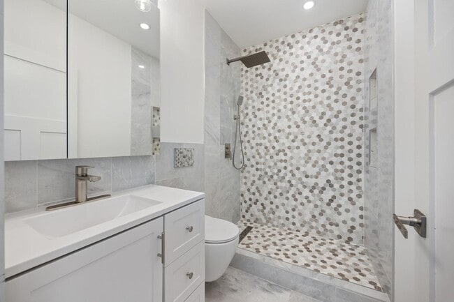 Bath - 2924 W 38th Pl