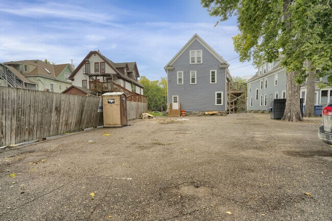 Building Photo - 12 Bedroom House less that 3 Blocks from C...