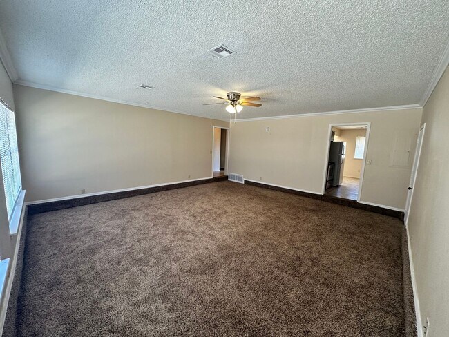 Building Photo - 3-bed 1.5-bath Rental Home Available in Norman!