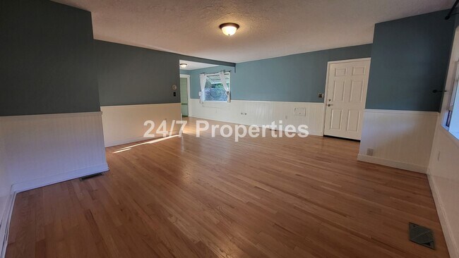 Building Photo - Charming 2 BD | 1 BA West Linn Cottage - R...
