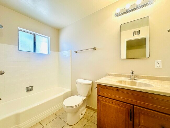Foto del edificio - Newly Renovated Spacious 1 Bedroom with Vi...