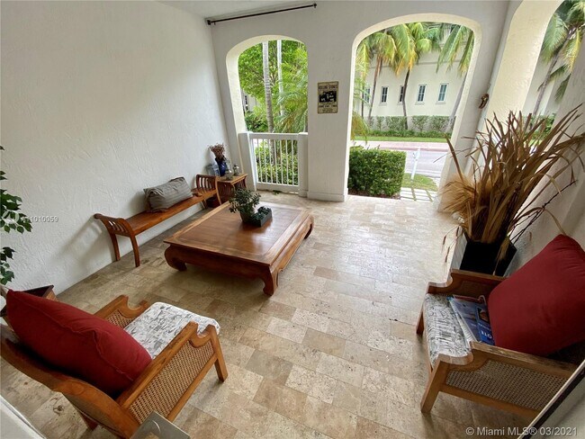 Foto del edificio - 584 Fernwood Rd