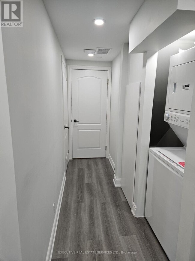 Building Photo - 3910 Skyview St