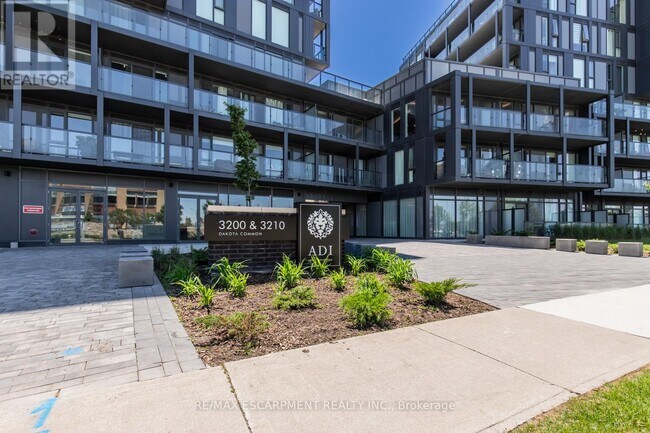 Photo du bâtiment - 3210 Dakota Cmn