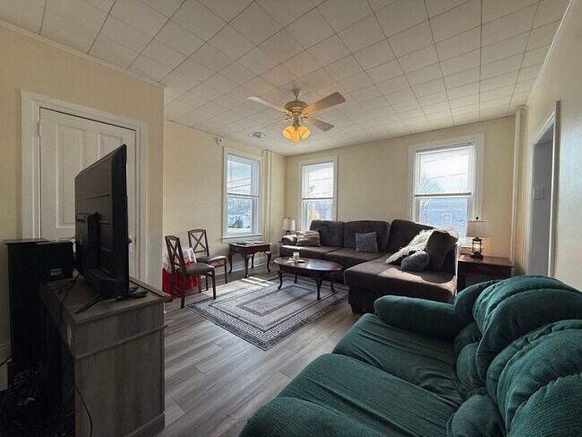 Foto del edificio - 400 Maple St