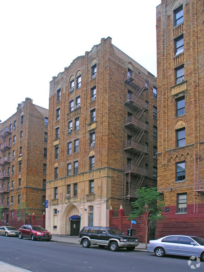 Beaconsfield - 1473-1475 Sheridan Avenue