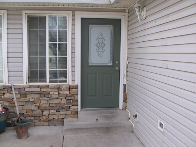 Building Photo - 404 Broken Arrow Dr