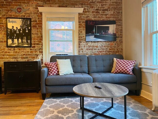 Foto del edificio - 1351 N Washington St