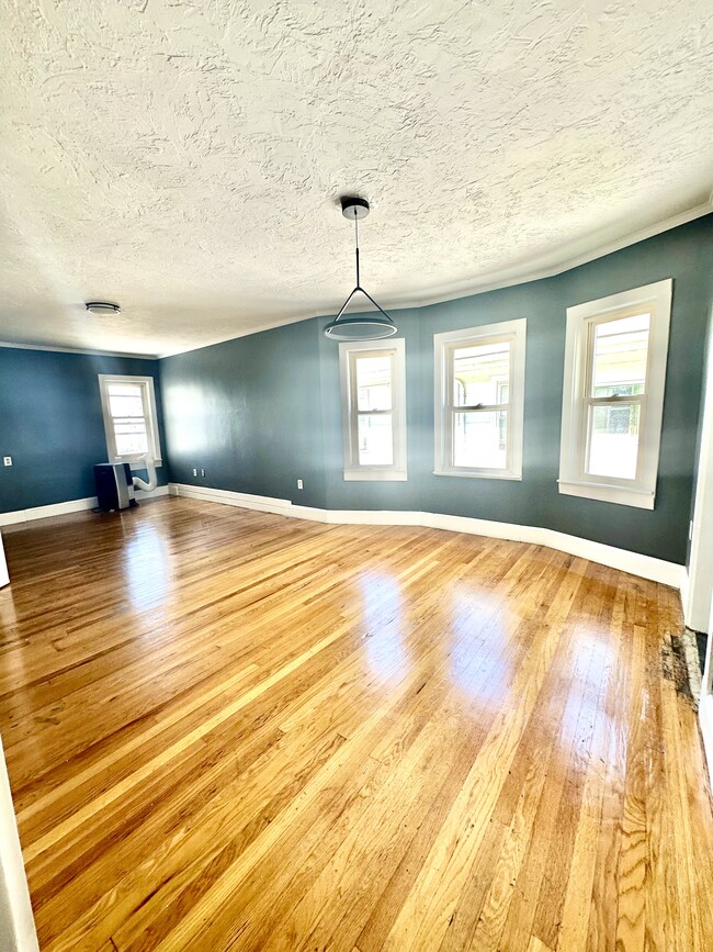 Building Photo - 134 Elm St