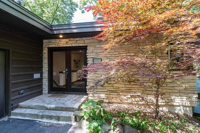 Foto del edificio - 6002 Hammersley Rd