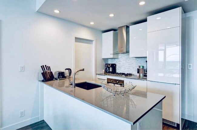 Building Photo - 1283 Howe St