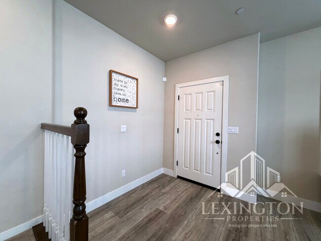 Building Photo - Modern Roseville Living – 3 Bed | 2.5 Bath |