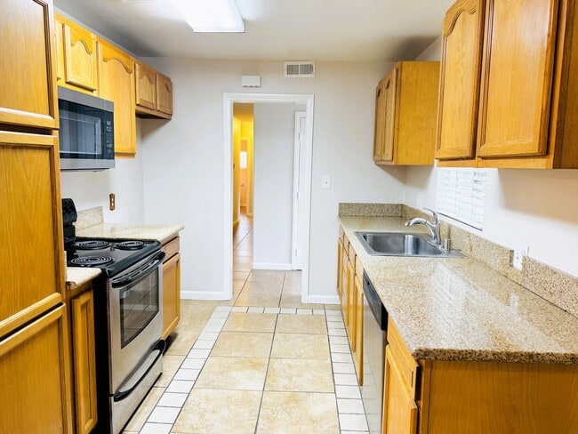 Foto del edificio - Charming 4-Bedroom Home with Spacious Backyard in Garden Grove!