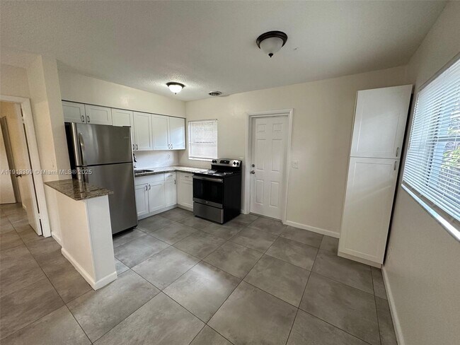 Building Photo - 307 SW 10th Ave