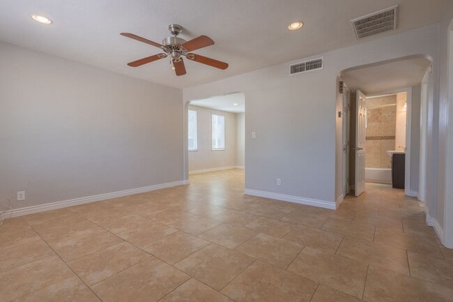 Building Photo - 2 bed 1 bath Bungalow w/ 1.5 car garage