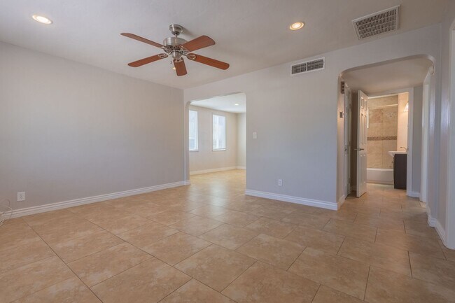 Foto del edificio - 2 bed 1 bath Bungalow w/ 1.5 car garage