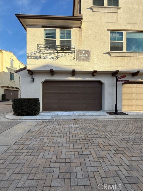 Foto del edificio - 444 Maravilla Ln