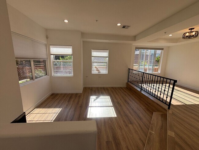Foto del edificio - Remodeled 3 Bed 3 Bath Townhome for Rent in Glendale, CA