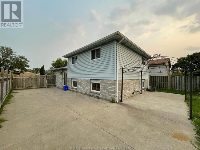 Building Photo - 2896 Robillard Crescent