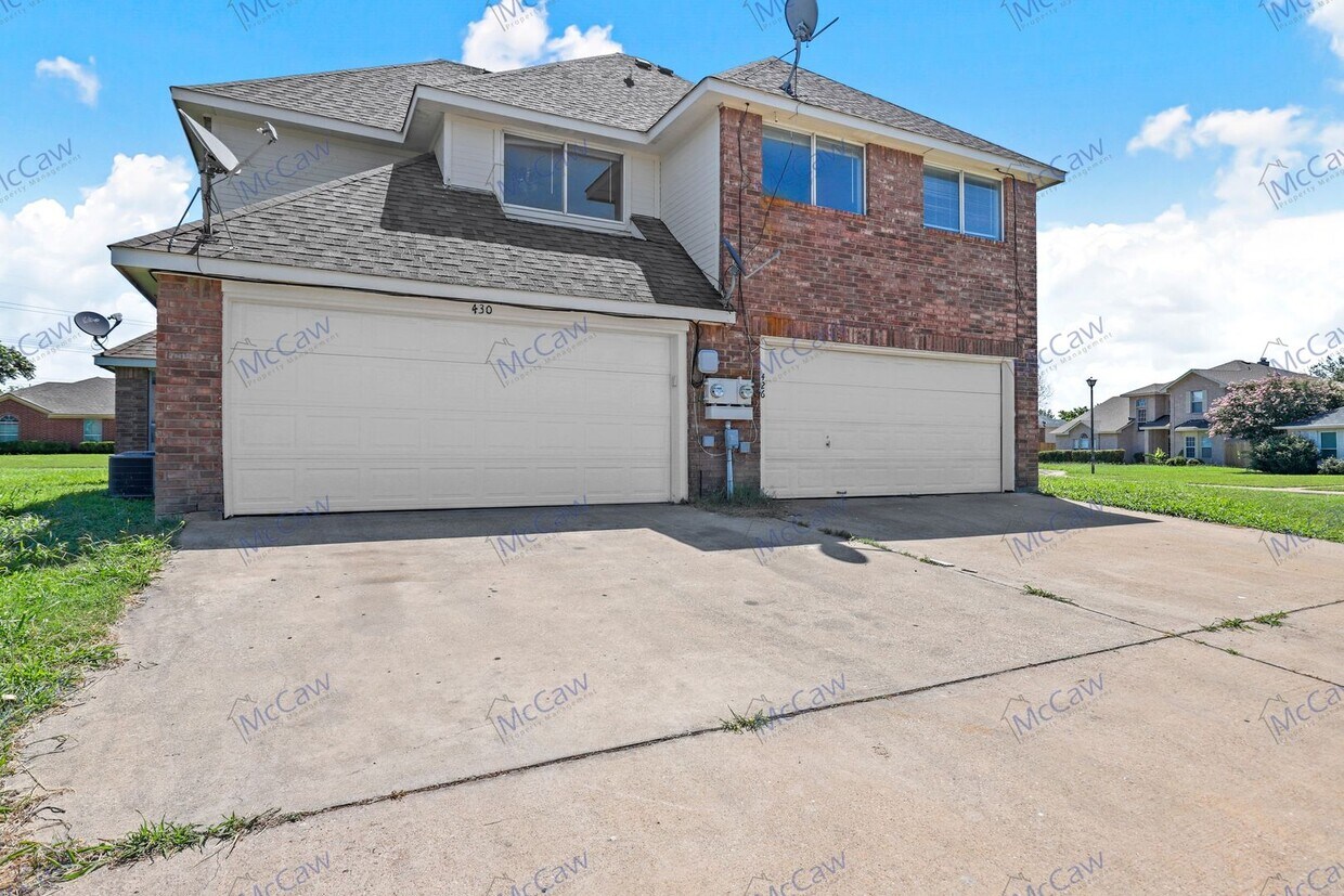 Foto principal - Freshly Renovated 4-bed 2-bath in Desoto, TX!