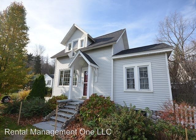 Building Photo - 10878 S W Bay Shore Dr
