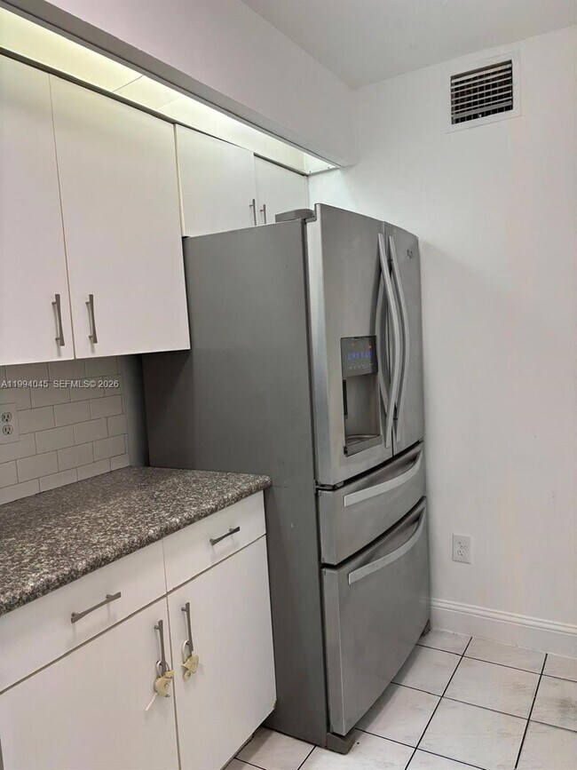 Foto del edificio - 18810 NW 57th Ave