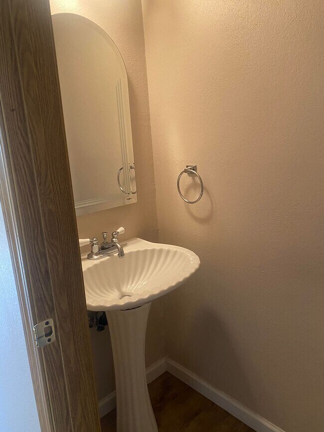 Building Photo - Charming 2 Bed/1.5 Townhome in Fabulous Lafayette Location!