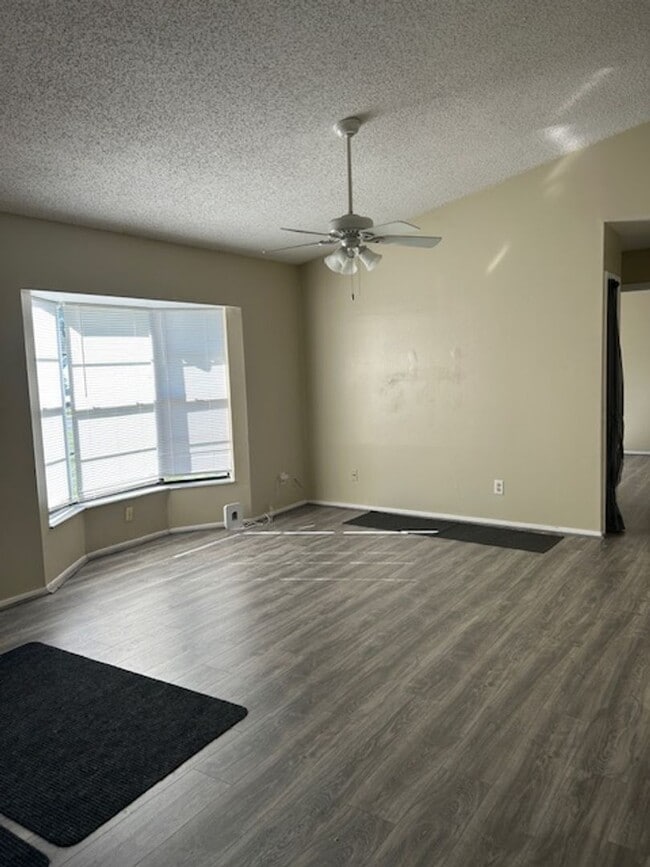 Building Photo - 3 bedroom, 2 bath home