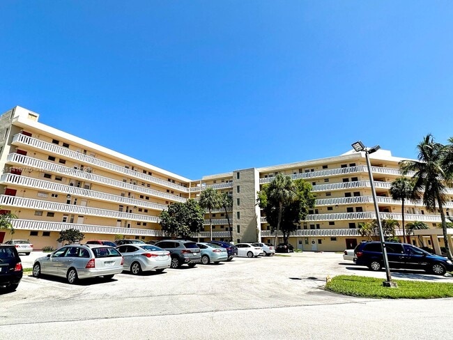 Building Photo - 2930 Point E Dr