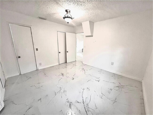 Foto del edificio - 5870 SW 20th St
